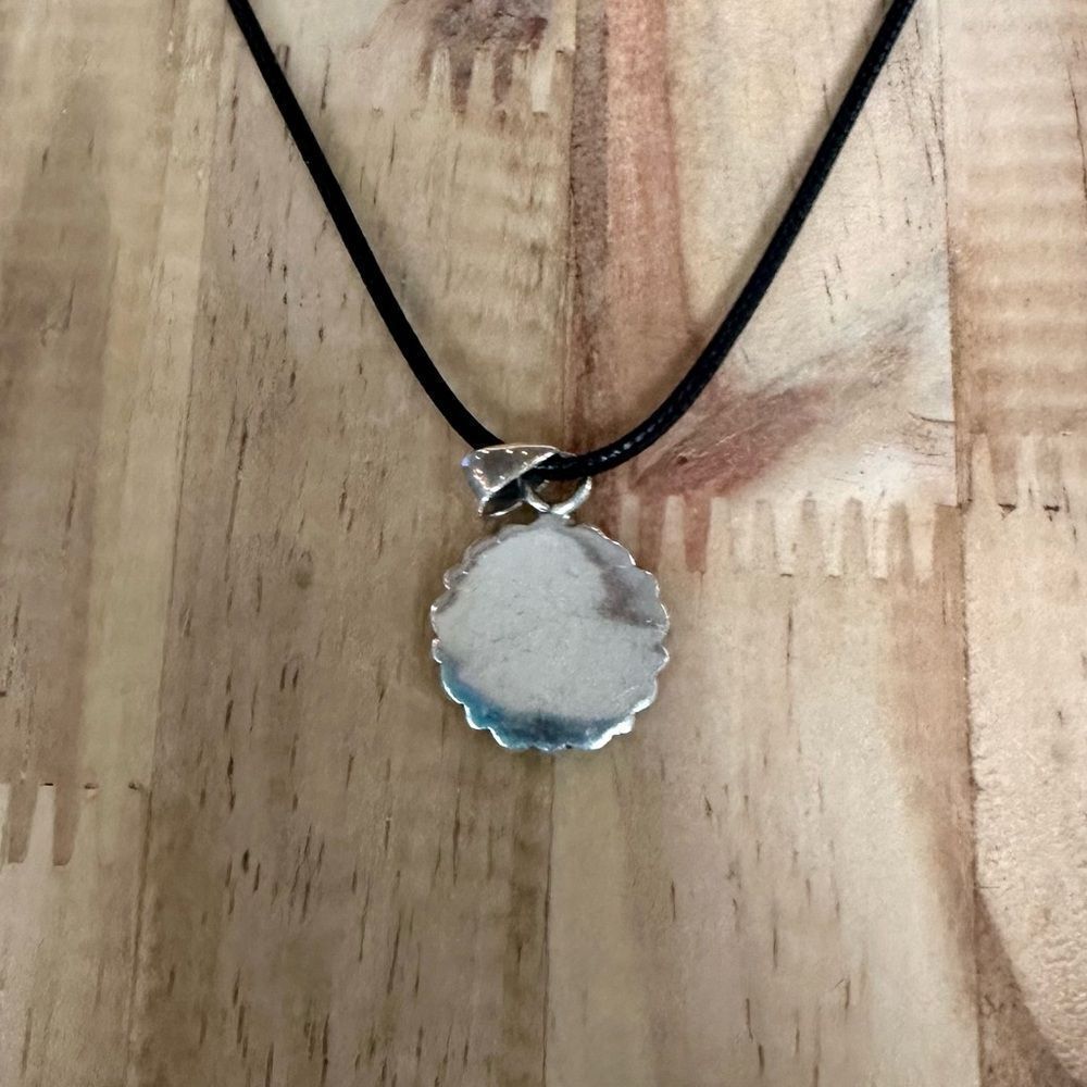 Sterling Silver and White Mother of  Pearl Floral design Pendant Necklace - Picture 2 of 4